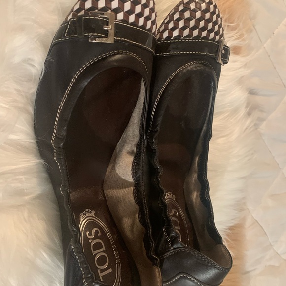 TODS LADIES BROWN FLAT SHOE. - Picture 2 of 7